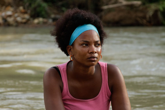 Karen Hinestroza en “Chocó”, una producción de Antorcha Films, basada en la vivencia de mujer negra de 27 años que lleva a cuestas a una familia de dos hijos menores y a Everlides, su esposo músico que sólo sabe tocar marimba, beber y jugar dominó. (Foto: prensa Laboratorios Black Velvet)