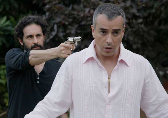 Luis Fernando Hoyos y Jorge Enrique Abello en una de las escenas de “Crimen con vista al mar”. (Foto: Prensa – Labnoratorios Black Velvet).