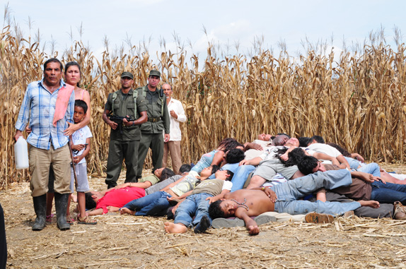 “Todos tus muertos” es dirigida por Carlos Moreno y guión compartido con Alonso Torres. Actúan: Álvaro Rodríguez, Jorge Herrera, Martha Márquez, Harold De Vasten y John Alex Castillo.