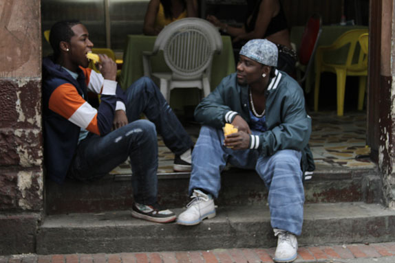 Luis Carlos Guevara (Tomás) y James Solís (Cholo), protagonizan “La playa D.C.” como hermanos bajo la sombra del “resbusque” y el corte de cabello típico de la cultura “afro”. En cartelera desde el 19 de octubre. (Foto: prensa Laboratorios Black Velvet)
