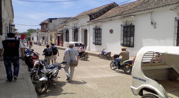 Las angostas calles de Mompox se recorren caminando, en moto o en moto-taxi, el principal y más importante medio de transporte.