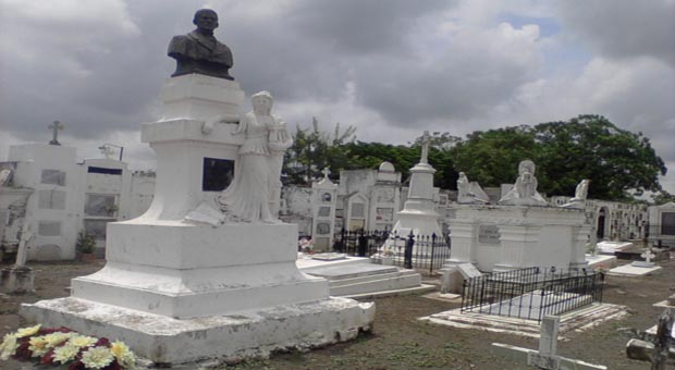 Interior del Cementerio Central.