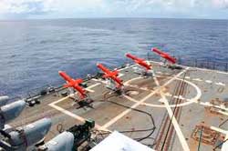 Un escuadrón de drones despega de un portaaviones