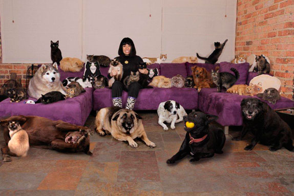 Claudia con sus perros y sus gatos