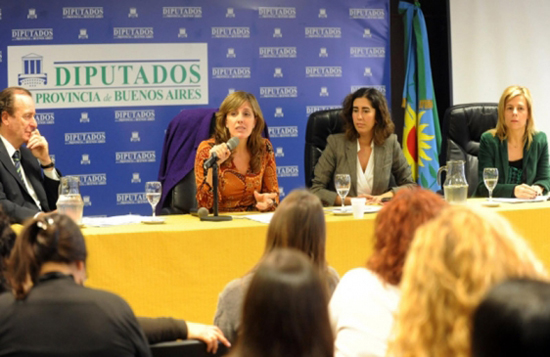 Cinthya es una periodista Defensora líder