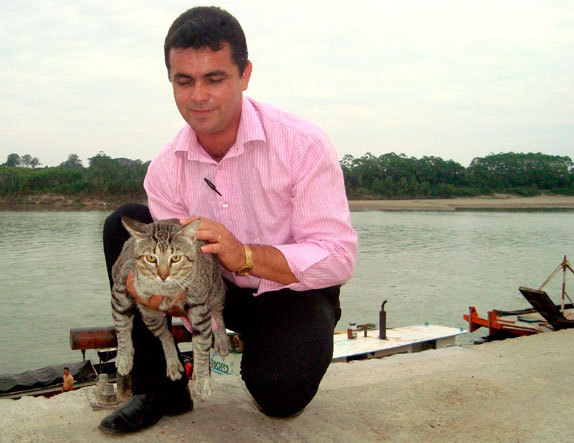 Marcos Baquero Piñeros y su gato Yefry