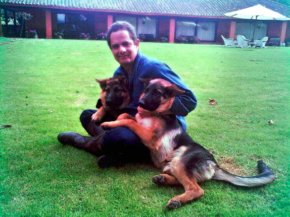Germán vargas Lleras u sus perros Urkos y Rex