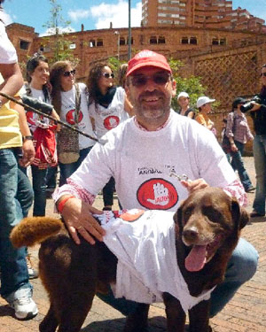 El senador Camilo Sánchez y su perro Benjamín