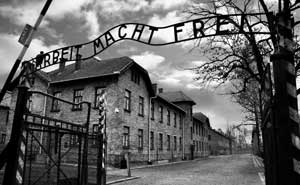 A la entrada de Auschwitz, había un una frases con el lema nazi ‘Arbeit macht frei' - El trabajo hace libre