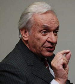 El Profesor Jorge Reynolds Pombo hablando del tamaño del nanomarcapasos