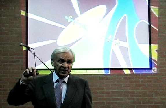 El Profesor Reynolds dictando una conferencia