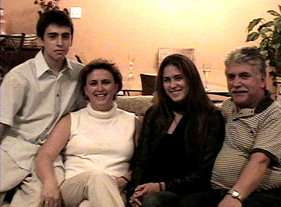 La científica colombiana con su familia
