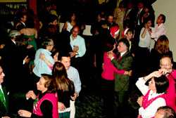 Un baile de Navidad en una casa