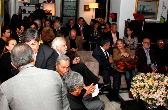 Algunos de los más de 100 asistentes a la Tertulia de Gloria Luz Gutiérrez Algunos de los más de 100 asistentes a la Tertulia de Gloria Luz Gutiérrez