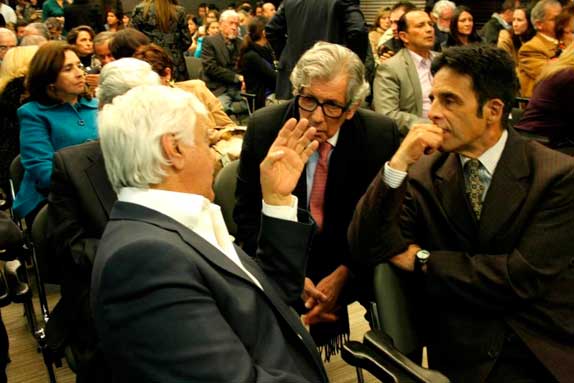 Germán Castro Caycedo, Ariel Armel, Manuel Rivas y algunos asistentes al acto en el auditorio de la Universidad Sergio Arboleda Germán Castro Caycedo, Ariel Armel, Manuel Rivas y algunos asistentes al acto en el auditorio de la Universidad Sergio Arboleda