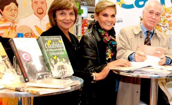 Amparo Pérez, Magda Egas y Gustavo Castro Caycedo, en la firma de, “Gabo, cuatro años de soledad”. Stand de Carrusel y El Tiempo, Feria del Libro Amparo Pérez, Magda Egas y Gustavo Castro Caycedo, en la firma de, “Gabo, cuatro años de soledad”. Stand de Carrusel y El Tiempo, Feria del Libro