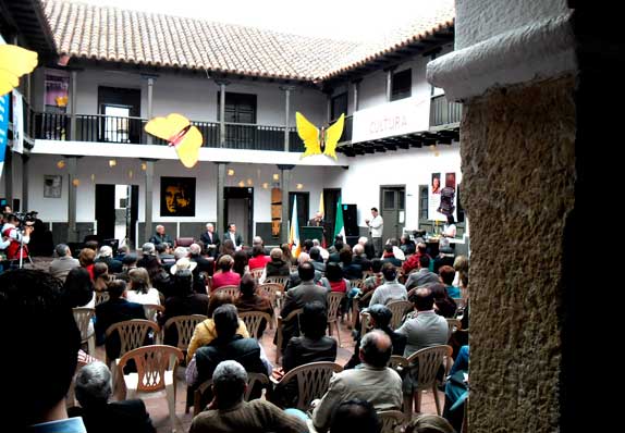 El Embajador de México también presentó el libro en un acto muy emotivo celebrado en la casona de Zipaquirá, donde estudió Gabo, decorada con mariposas amarillas El Embajador de México también presentó el libro en un acto muy emotivo celebrado en la casona de Zipaquirá, donde estudió Gabo, decorada con mariposas amarillas