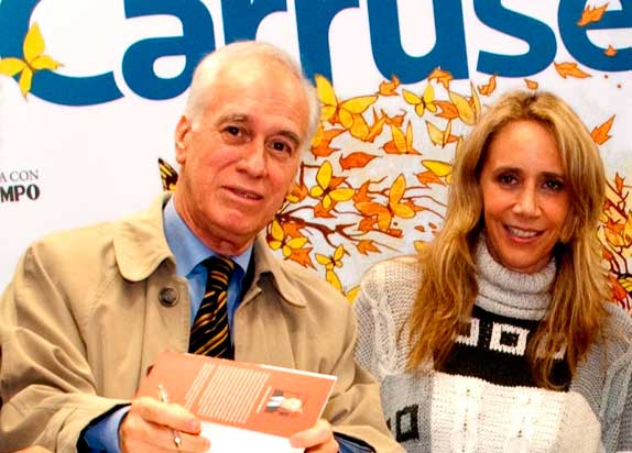 Gustavo Castro Caycedo y Titina Pastrana durante la firma de libros y de la revista Carrusel. Stand de El Tiempo, Feria del Libro Gustavo Castro Caycedo y Titina Pastrana durante la firma de libros y de la revista Carrusel. Stand de El Tiempo, Feria del Libro