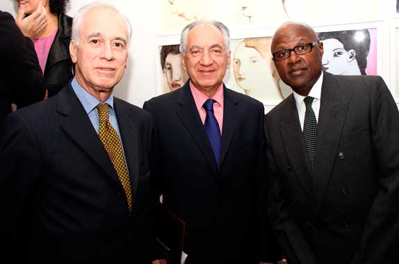 Al escritor Castro Caycedo, el Embajador Florencio Salazar Adame (quien presentó el libro en tres auditorios), y el Cónsul de los Estados Unidos, Robert Powers Al escritor Castro Caycedo, el Embajador Florencio Salazar Adame (quien presentó el libro en tres auditorios), y el Cónsul de los Estados Unidos, Robert Powers