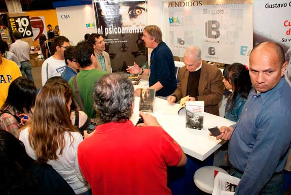John Katzembach y Gustavo Castro Caycedo, firmaron libros en el stand de Ediciones B, editorial que logró un éxito rotumdo en la Feria John Katzembach y Gustavo Castro Caycedo, firmaron libros en el stand de Ediciones B, editorial que logró un éxito rotumdo en la Feria