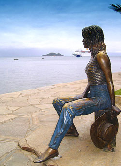 Estatua de la Bardot en Buzios, Brasil.