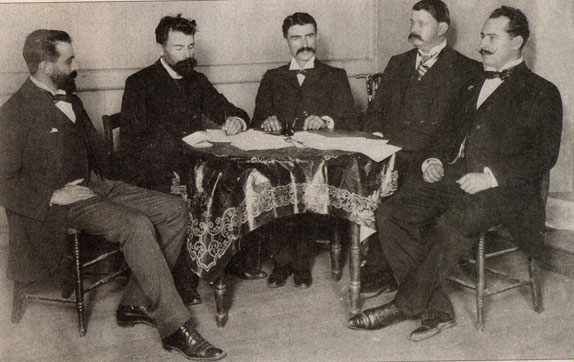 El 21 de Noviembre de 1902, a bordo del acorazado Wisconsin de la Armada de los estados Unidos, se frimó la paz de la Guerra de los mil Días. Esta gráfica coservó para la posteridad la imagen de los firmantes del acuerdo: los generales Victor Salazar y Alfredo Vásquez Cobo por el Coservatismo, y los liberales Eusebio Morales, Lucas Caballero y Benjamín Herrera.