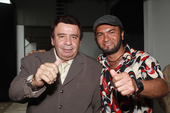 Julio Ernesto Estrada “Fruko” con el actor Diego Vásquez.