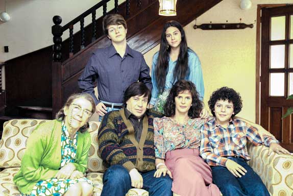De izquierda a derecha (de pies): Santiago Gómez y Greeicy Rendón; (sentados) Constanza Duque, Santiago Moure, Marcela Gallego y Sebastián Gutiérrez. Es la familia González en el seriado Los años maravillosos. (Foto: Prensa - Canal Caracol).