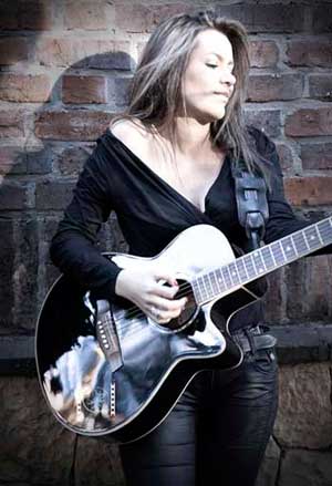 Andrea Botero con su inseparable compañera: la guitarra. (Foto: Carlos Fonseca)