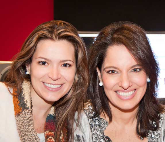 Andrea Botero con Anabella, ganadoras en el 2012, como compositora e intérprete respectivamente, de la Gaviota de Plata como mejor interpretación folclórica con la canción Mudanza de piel. (Foto: Carlos Fonseca).
