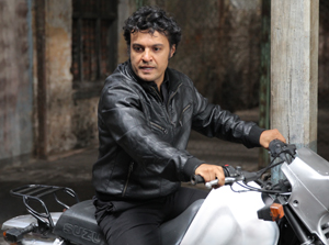 Julián Román es “Richie”.