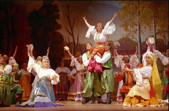 Escena de la obra “La leyenda del beso”, una de los grandes montajes que hacen parte de la temporada de Zarzuela en el Teatro “Jorge Eliécer Gaitán”. También se presentarán: “Carmén”, “Madame Butterfly”, “Rigoletto” y “La del Soto del Parral”. (Foto: archivo particular)