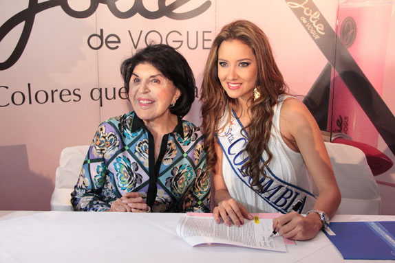 María Cortés de Cháves, presidenta de Laboratorios Vogue y creadora de la marca Jolie, durante la firma del contrato de Miss Universo con Miss Colombia Daniela Álvarez Vásquez. (Foto: prensa M&C Helmer Valencia G.)