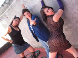 Las excéntricas Jenny, Roxy y Alj y su desparpajo rockero. (Foto:archivo particular – internet Chucho Casiunperro)