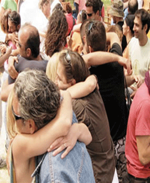 El abrazo terapéutico es un proceso de curación mutua. En realidad, las dos personas comprometidas en un abrazo reciben sus afectos y desempeñan papeles intercambiables