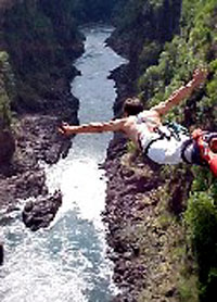 Nikolai practicando el bungi jumping en Zimbabwe