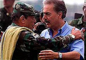 Tirofijo con el presidente Andrés Pastrana durante los acercamientos para los diálogos de paz
