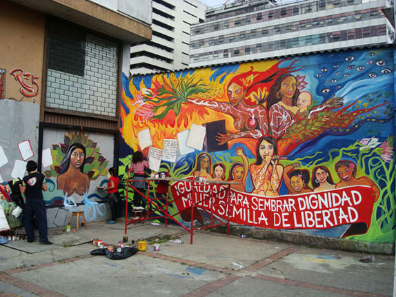 Testimonio de un grupo de jóvenes pintando un mural en el centro de Bogotá, exactamente en la Avenida Caracas con calle 22. (Fotos Ver Bien Magazín)