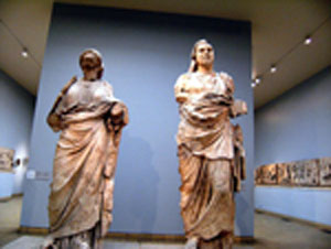 Estatuas de Artemisa y Mausolo.