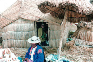 Sus casas pequeñas y cálidas, también están hechas en Totora.