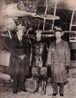 En esta fotografía tomada el 23 de noviembre cuando se realizó el primer vuelo entre Nueva York y Bogotá, aparecen de izquierda a derecha: Carlos Puyo Delgado, Benjamín Méndez -el piloto- y José Eustasio Rivera.