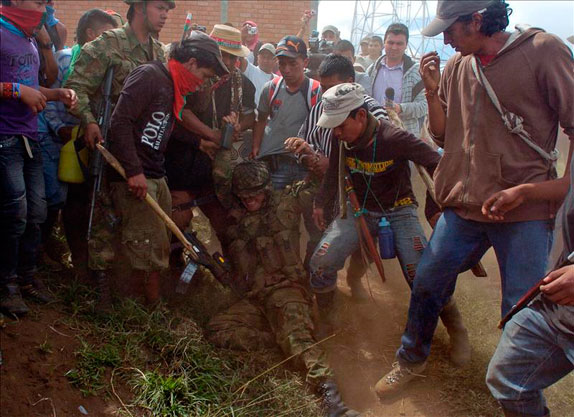 Indígenas agreden a soldados.