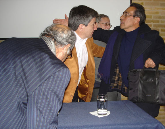 Gilberto Castillo recibe el saludo del editor Álvaro Rojas