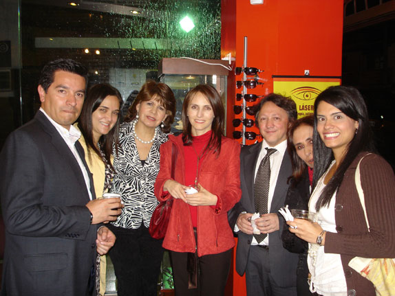 De izquierda a derecha doctor Cesar Alarcón, doctora Marcela Betancourt, Teresa Sánchez (Gerente del Centro Ocular Dr. Rincón), doctora Erika Spin, doctor Santiago Camacho, doctora Evelyn Fajury, doctora Diana Rojas.
