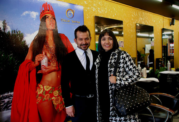 Óscar Serna y la directora de la Revista Aló, Claudia Galindo.