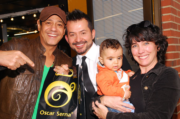 Los actores cubanos Bárbaro Marín y Tahimi Alvariño, con su bebé Diego.