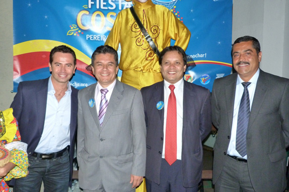De izquierda a derecha: Jhony Rivera, José Mario Giraldo, Secretario de Cultura de Pereira, Miguel Díaz, Director Operativo de Fomento al Turismo e Israel Londoño Alcalde de Pereira.