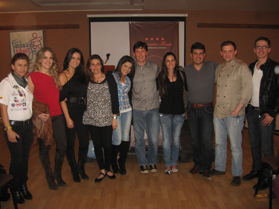De izquierda a derecha: Yipsel Bello, Directora de la Fundación María José, Adriana Tono, Beatriz Helena Alvarez, Liliana Patiño, la Cantante Sussy Buttel, El editor de la Revista Diners Enrique Patiño, la actriz Alejandra Sandoval, Jhao Salinas, el chef Mauricio Nassar y Alain Tamayo de Croydon de Colombia.