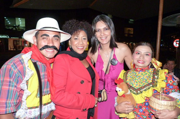 De izquierda a derecha: Las actrices Bárbara Perea y Marcela Posada con tradicionales Arrieros de Pereira.
