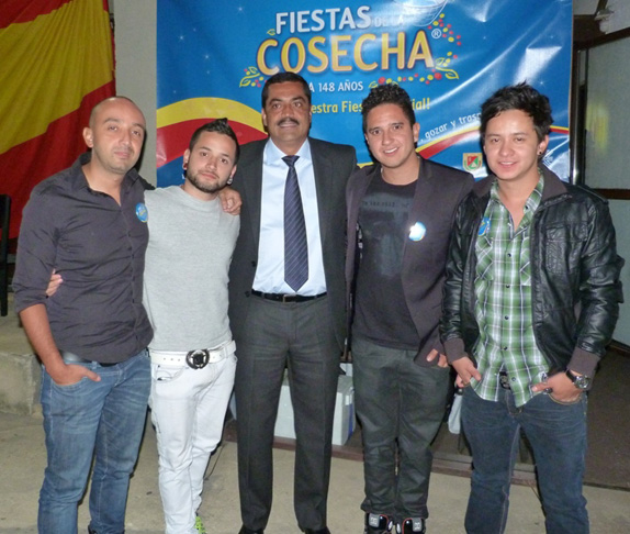 Integrantes de la agrupación musical La Iguana con el Alcalde Israel Londoño.